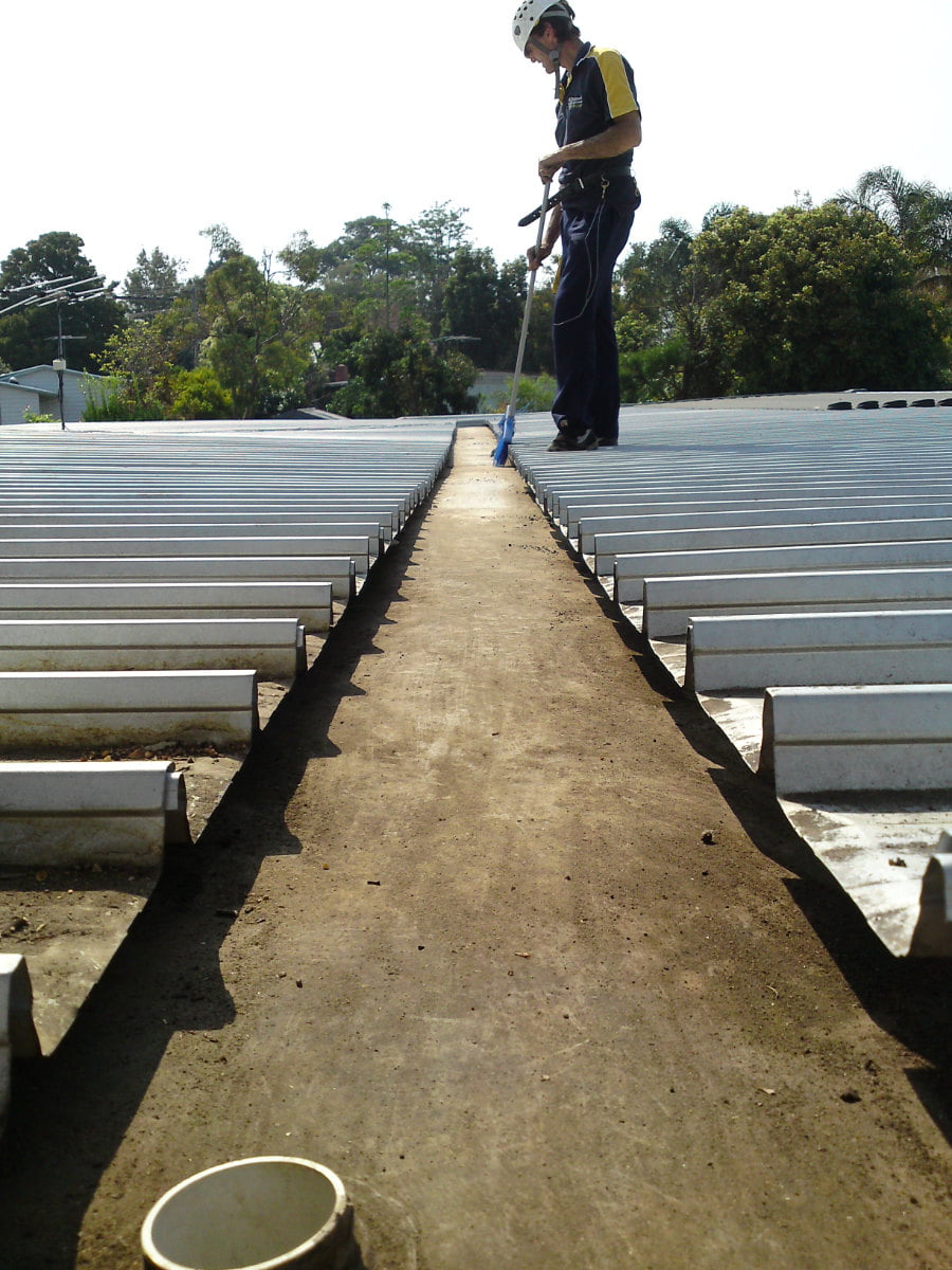 Cleaning a central roof channel