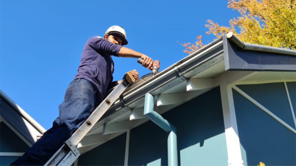 Cleaning gutters in Melbourne
